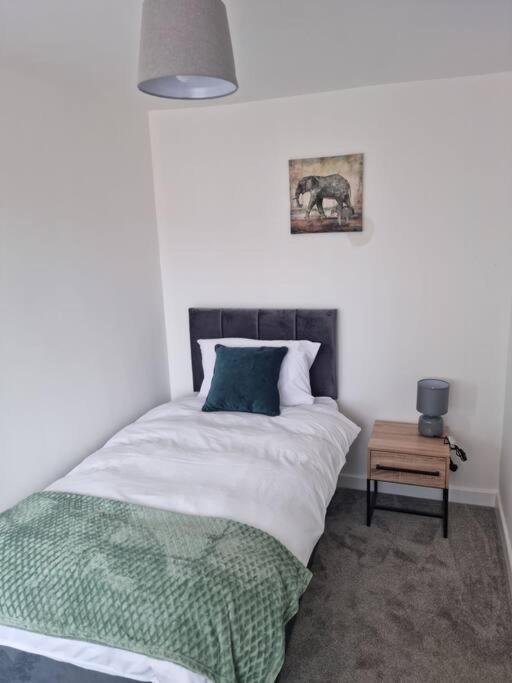 5 Bedroom House - Cheshire Oaks 埃尔斯米尔港 外观 照片