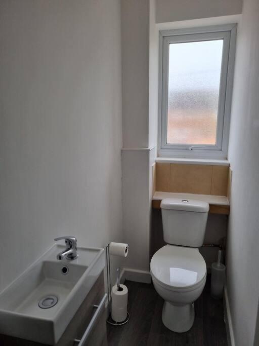 5 Bedroom House - Cheshire Oaks 埃尔斯米尔港 外观 照片