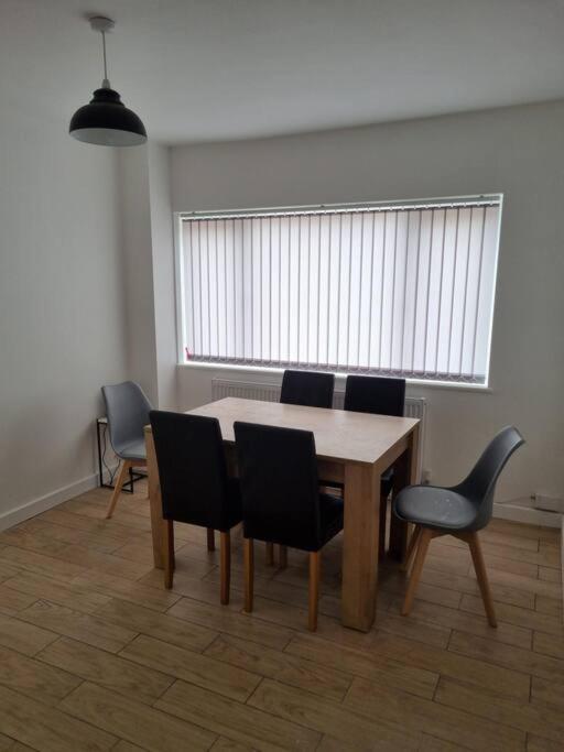 5 Bedroom House - Cheshire Oaks 埃尔斯米尔港 外观 照片